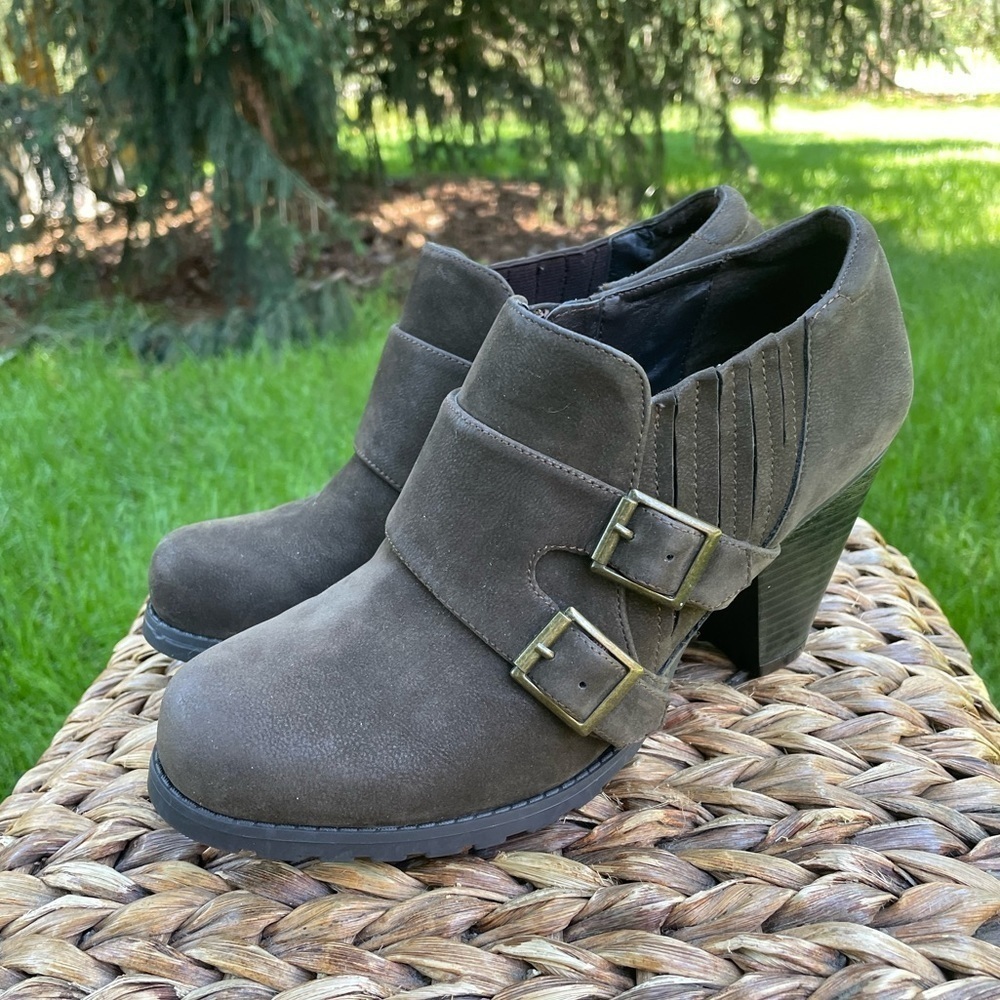 Very Cherry Taupe Suede Double Buckle Ankle Booties Sz 8.5 Block Heel Moto Style - Picture 8 of 8